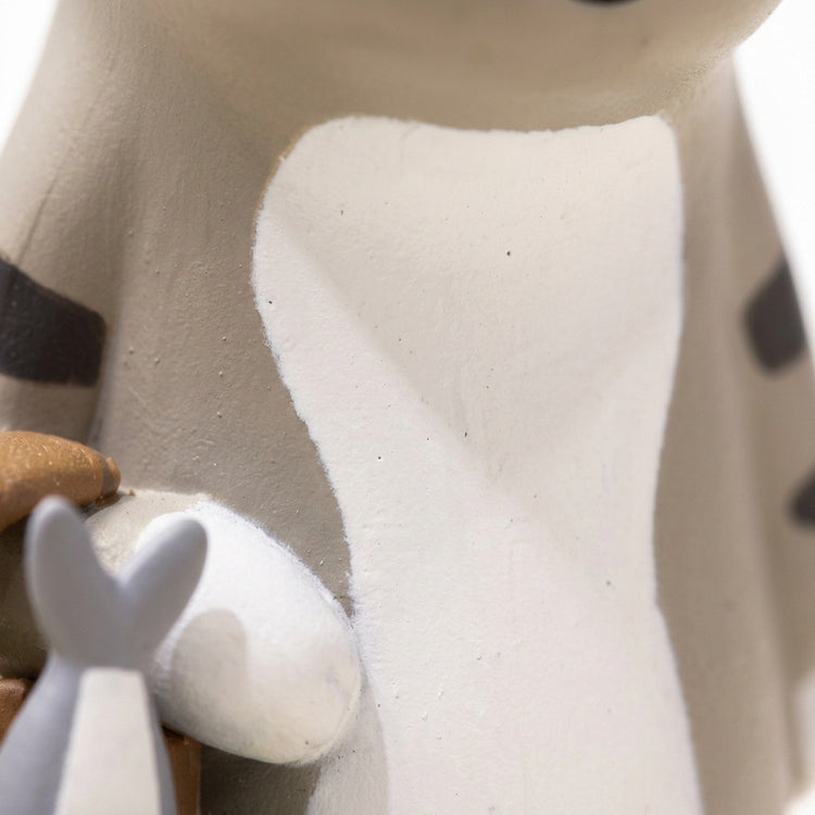 A close-up of the PVC cat blind box figure shows its matte gray surface, white belly and paw, and dark stripes.