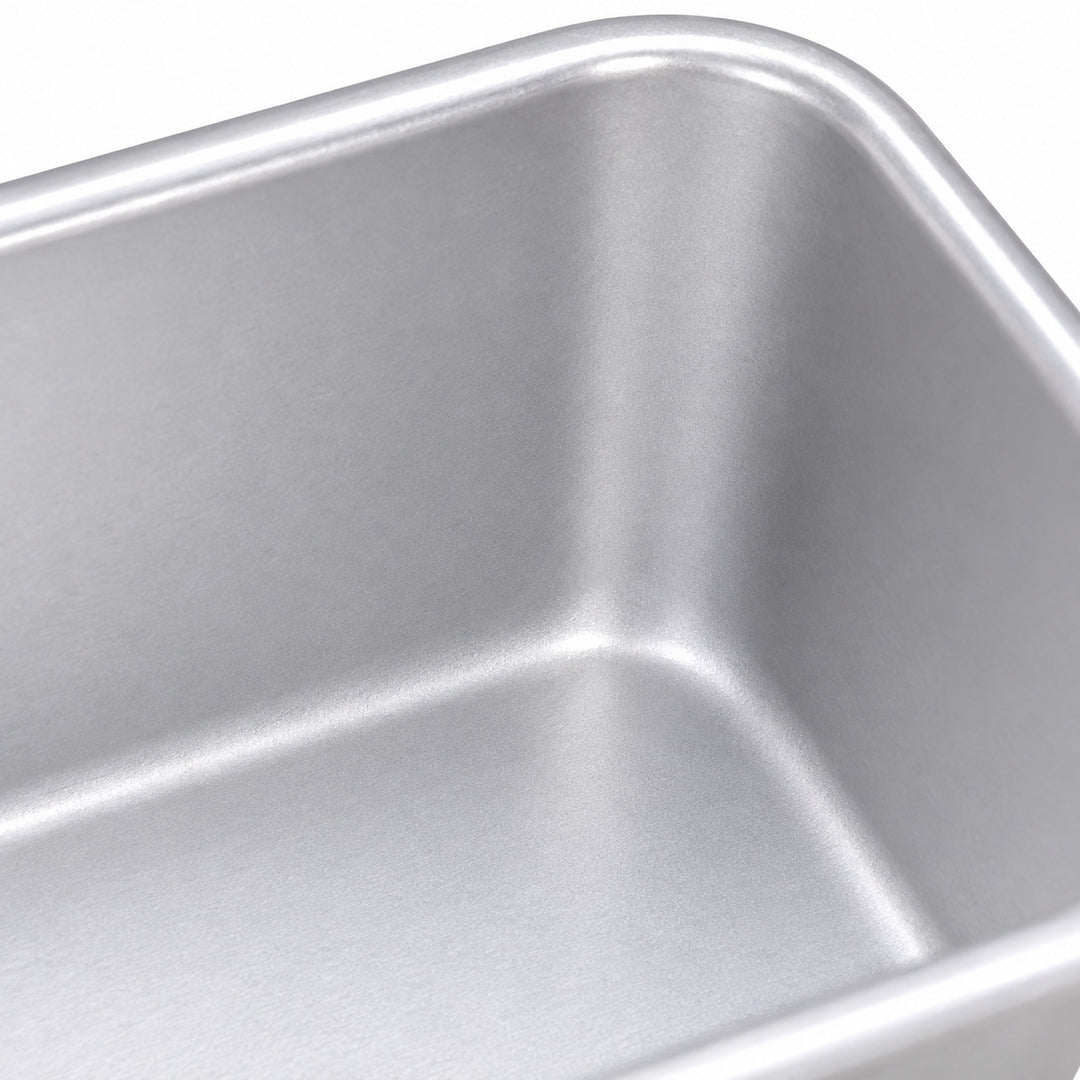 Seamless rounded inner corner of the anodized aluminum loaf pan.