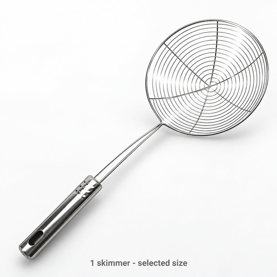 One stainless steel skimmer in the selected size.