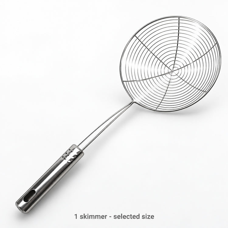 One stainless steel skimmer in the selected size.