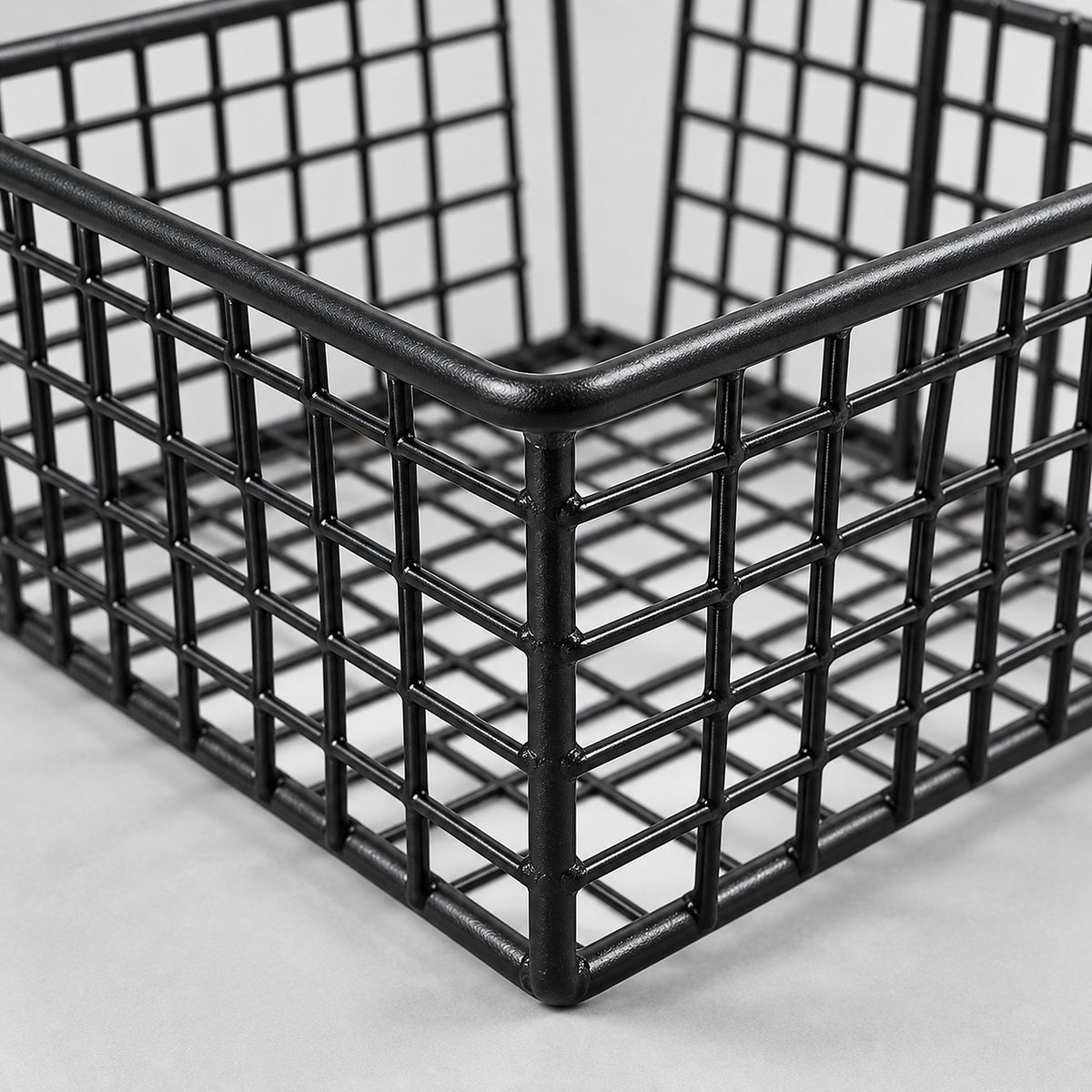 Close-up of the coated iron wire rim and grid joints.