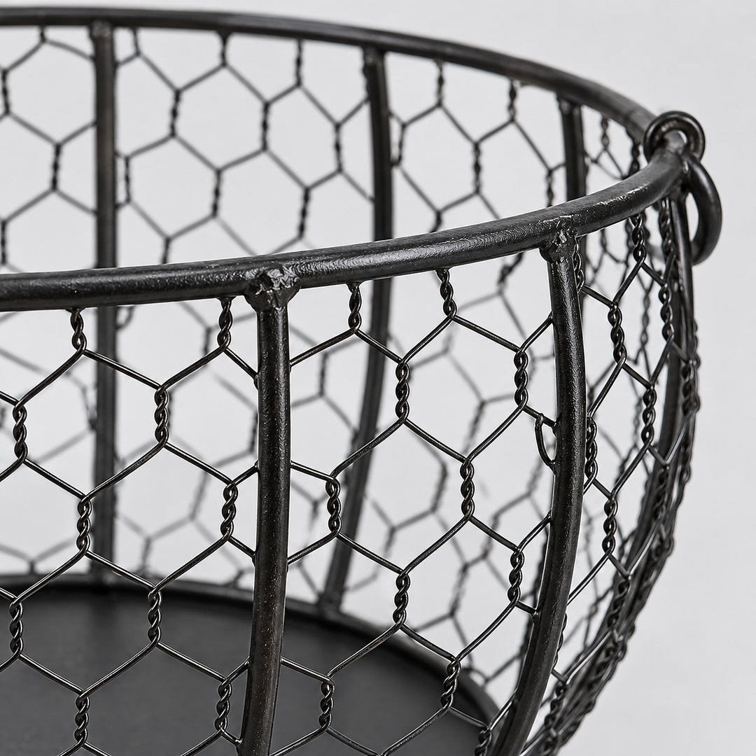 Close-up of the egg basket's black hexagonal wire mesh and reinforced rim.