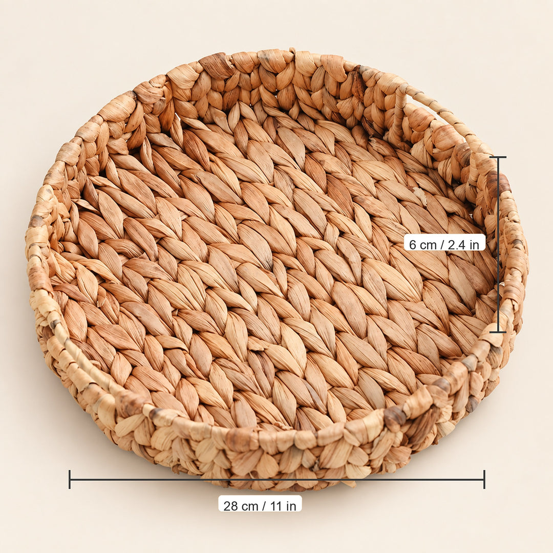 Round woven natural fiber tray with dimension labels showing 28 cm in diameter and 6 cm height, on a light beige background.