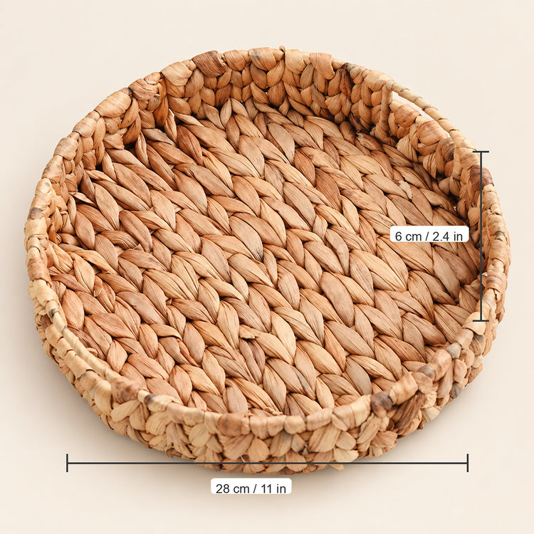 Round woven natural fiber tray with dimension labels showing 28 cm in diameter and 6 cm height, on a light beige background.