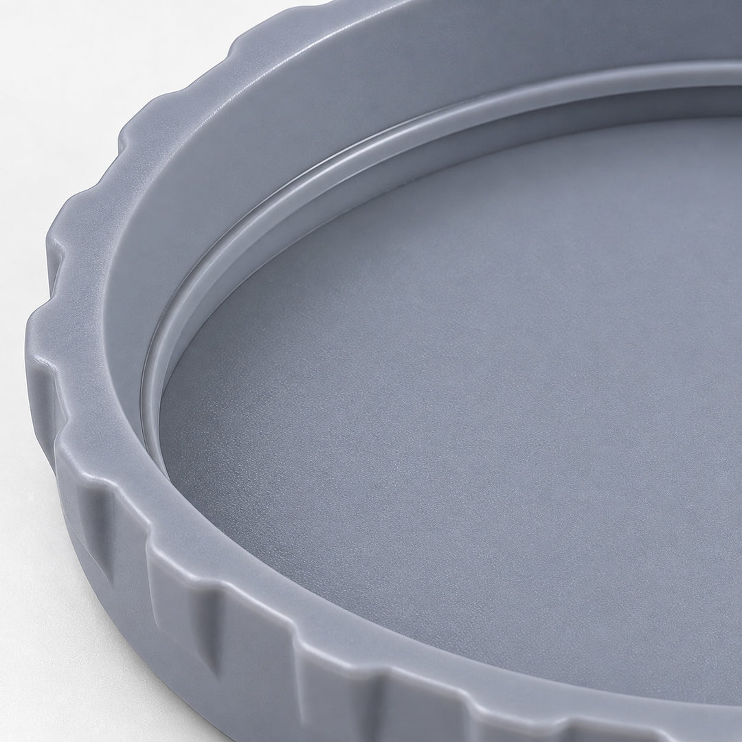Close-up of gray PP surface, grip rim and inner screw ridge.