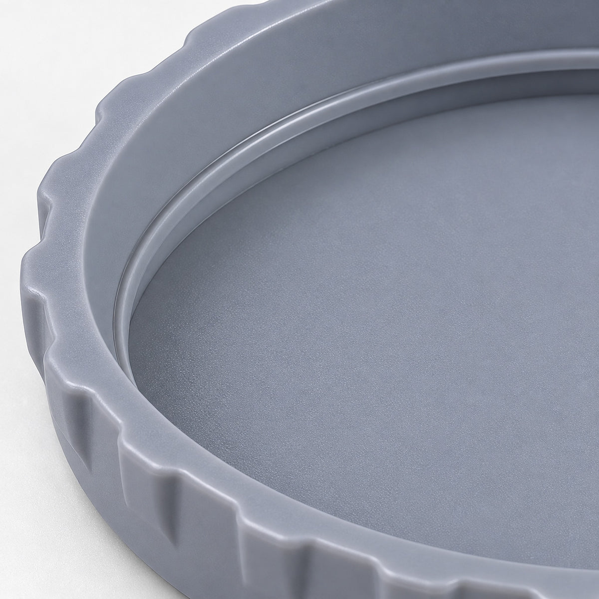 Close-up of gray PP surface, grip rim and inner screw ridge.