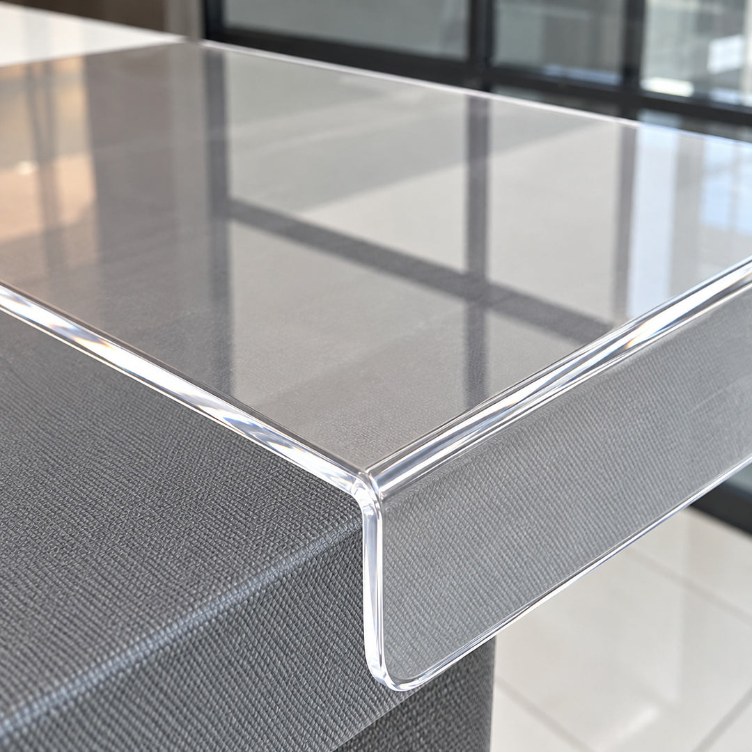 Close-up of the transparent acrylic edge and rounded counter-lip corner.