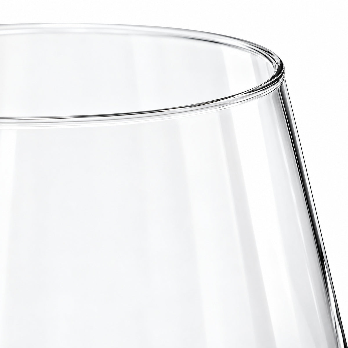Close-up of the smooth clear rim and transparent Tritan cup wall.