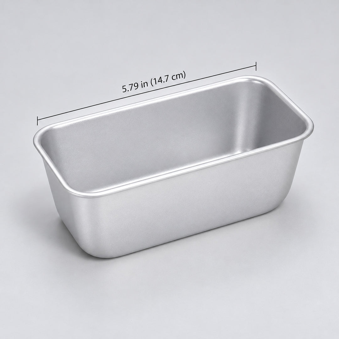 14.7 cm long loaf pan with a discreet 5.79-inch length guide.