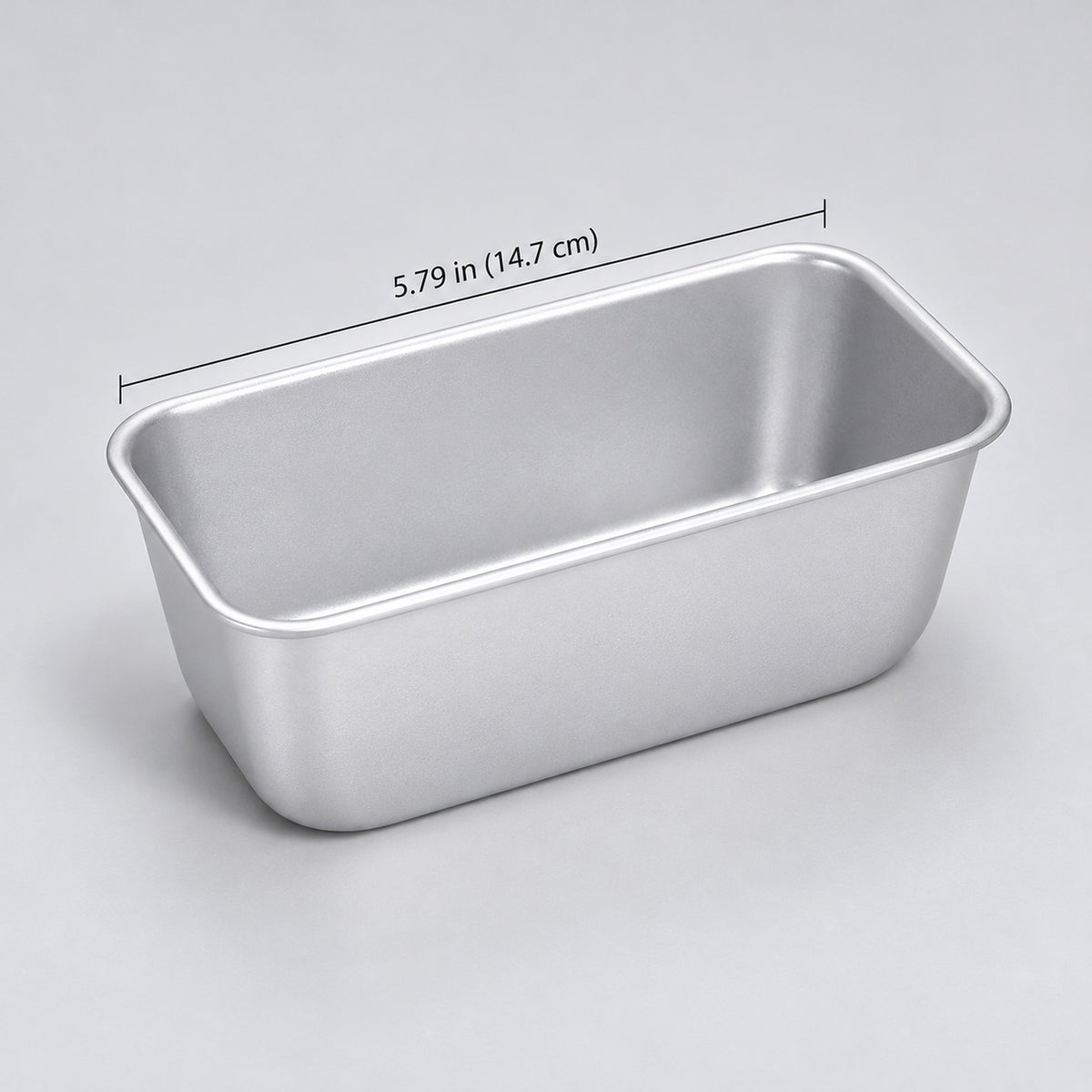 14.7 cm long loaf pan with a discreet 5.79-inch length guide.