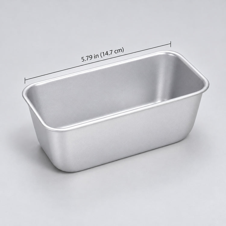 14.7 cm long loaf pan with a discreet 5.79-inch length guide.