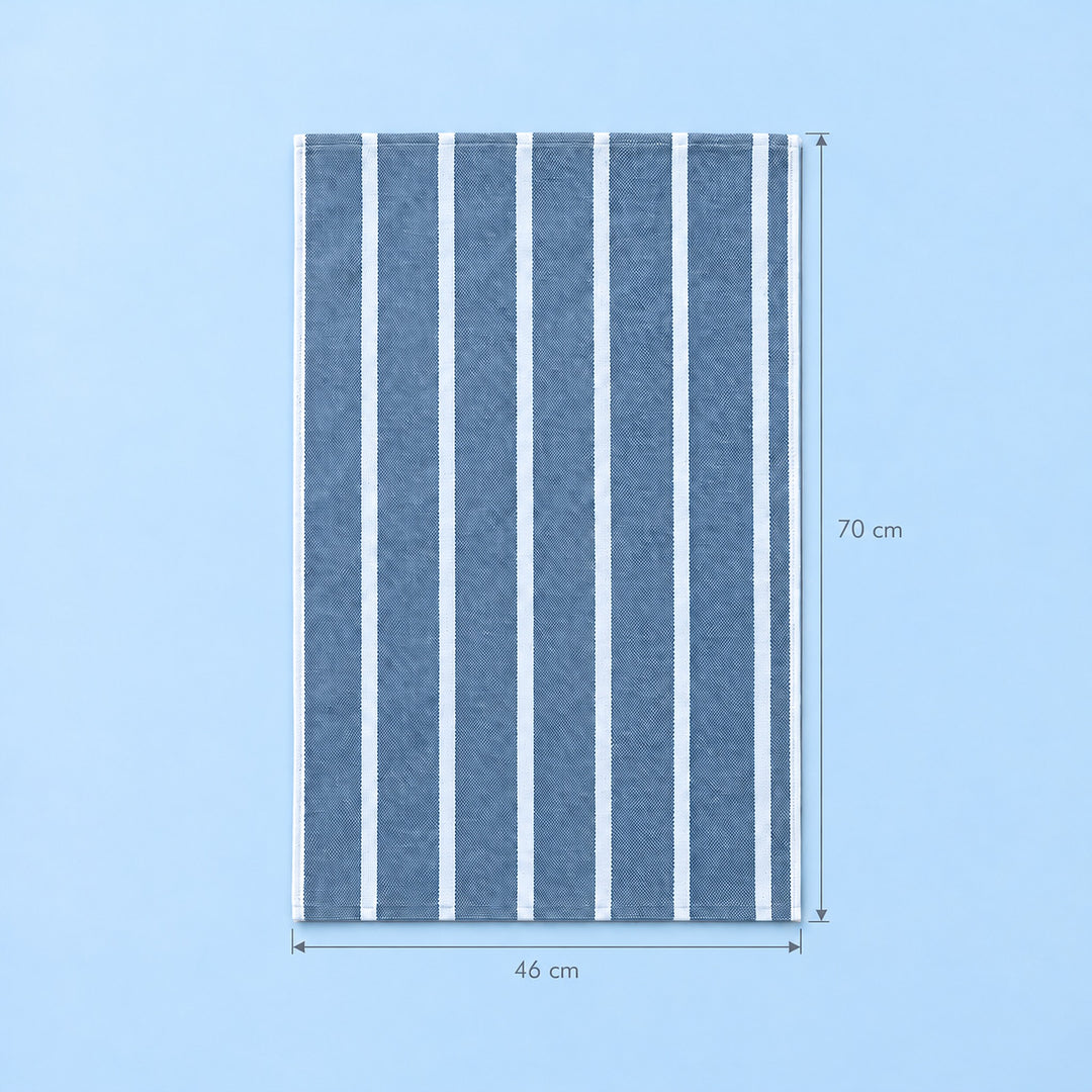 Unfolded cotton towel measuring 18.1 x 27.6 in (46 x 70 cm).
