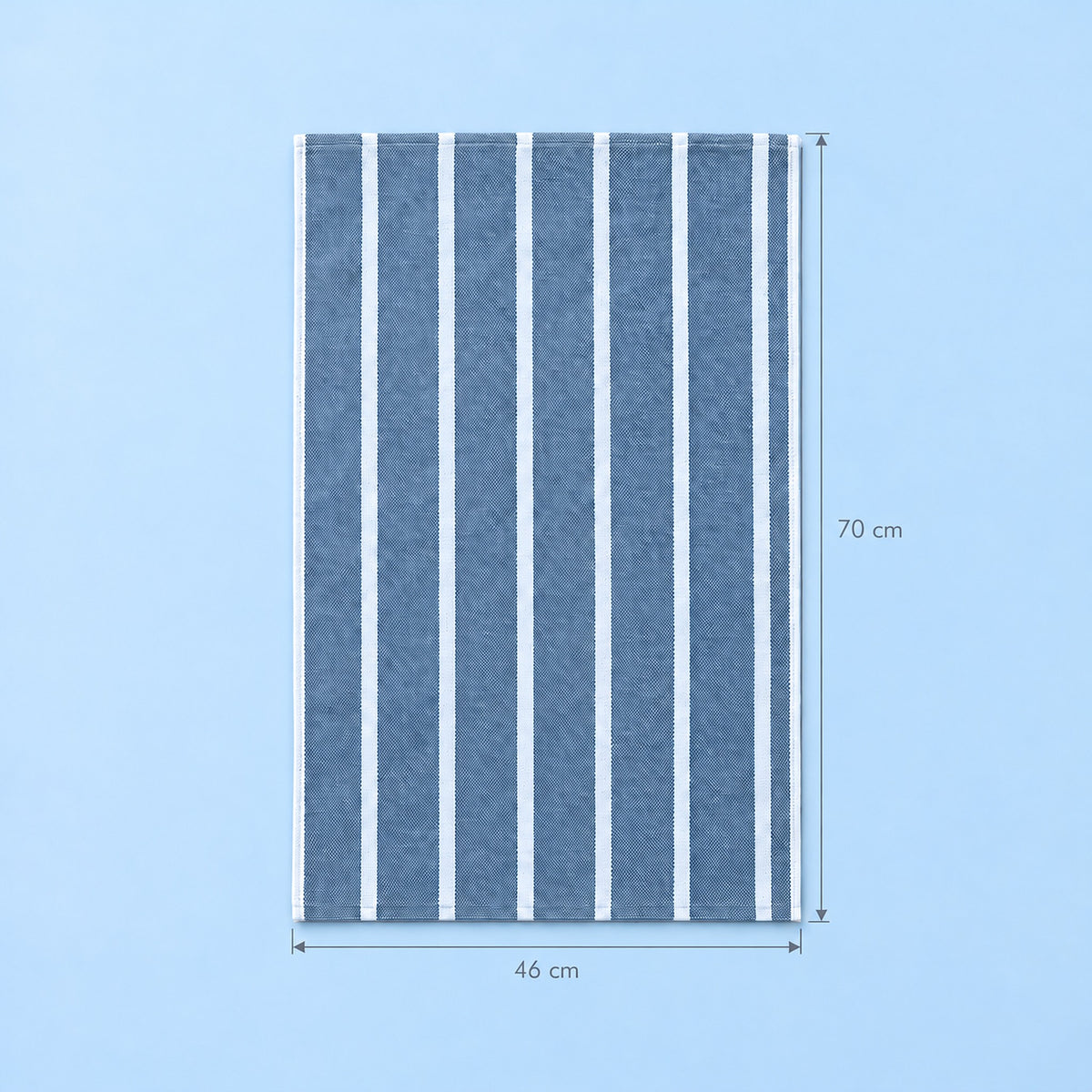 Unfolded cotton towel measuring 18.1 x 27.6 in (46 x 70 cm).