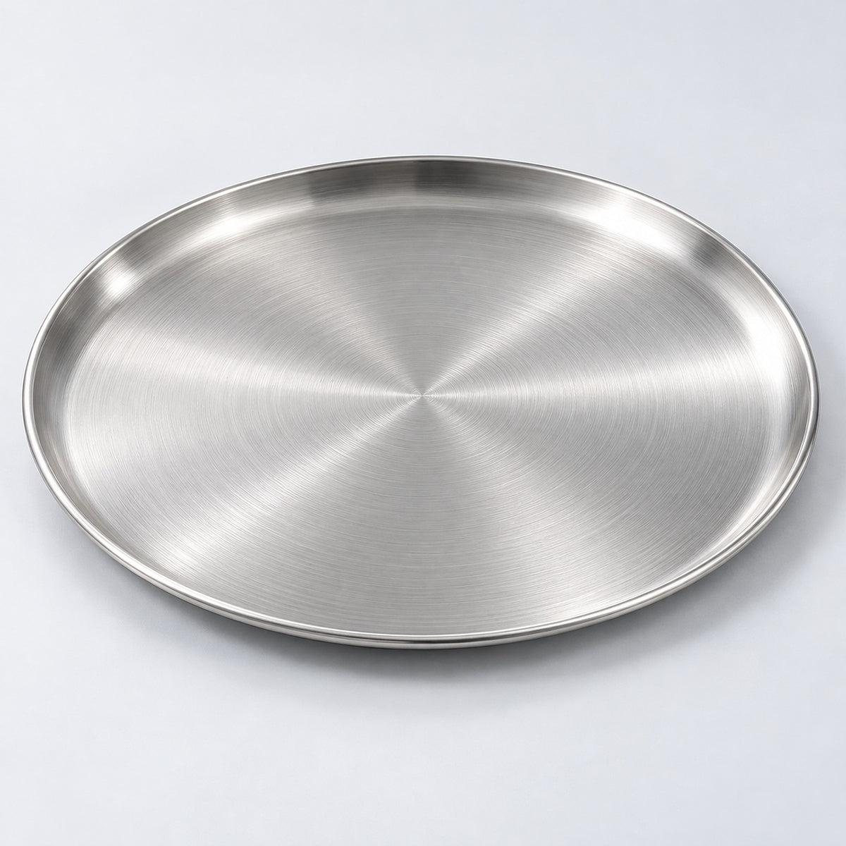 One silver round stainless steel serving plate, 30 cm diameter.