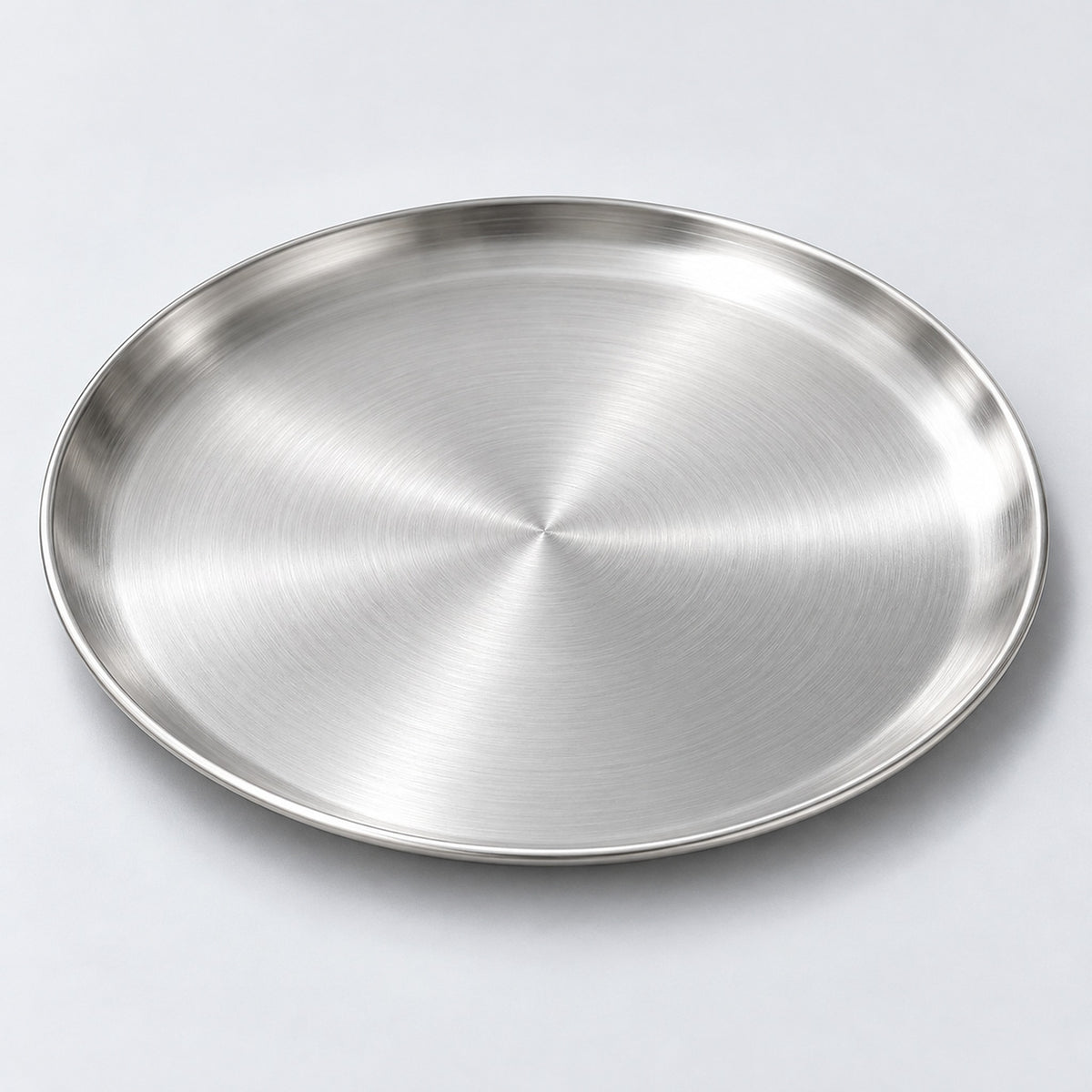 One silver round stainless steel serving plate, 26 cm diameter.