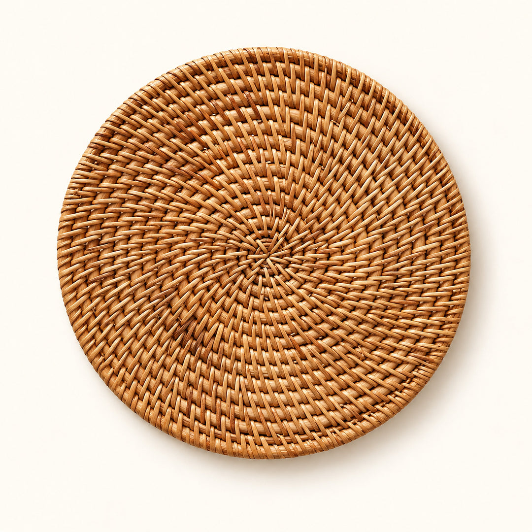 One handwoven round rattan trivet, 16 cm diameter.