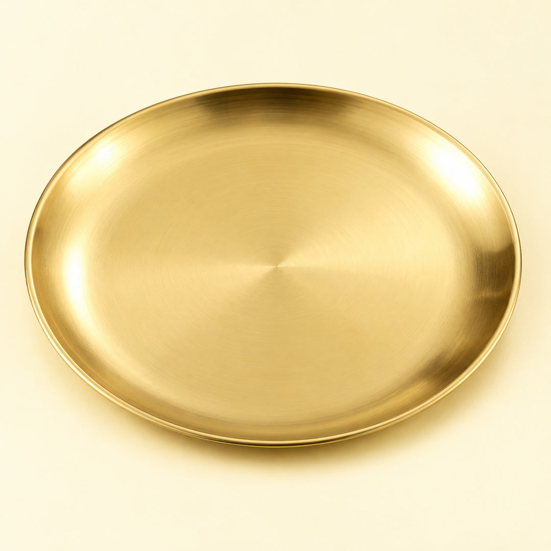 One gold round stainless steel serving plate, 20 cm diameter.
