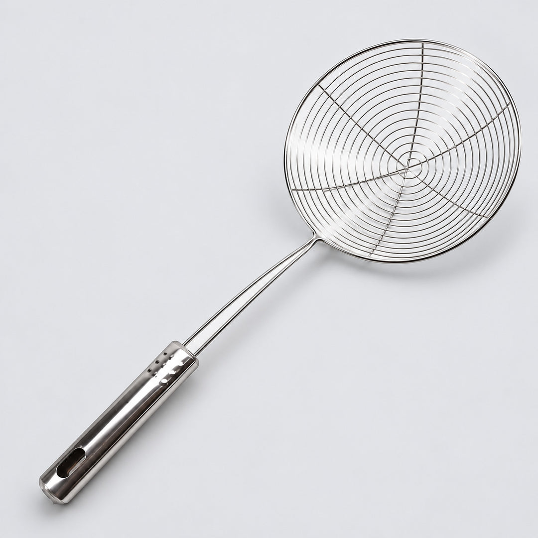 One silver stainless steel wire skimmer, 33.5 x 13 cm.
