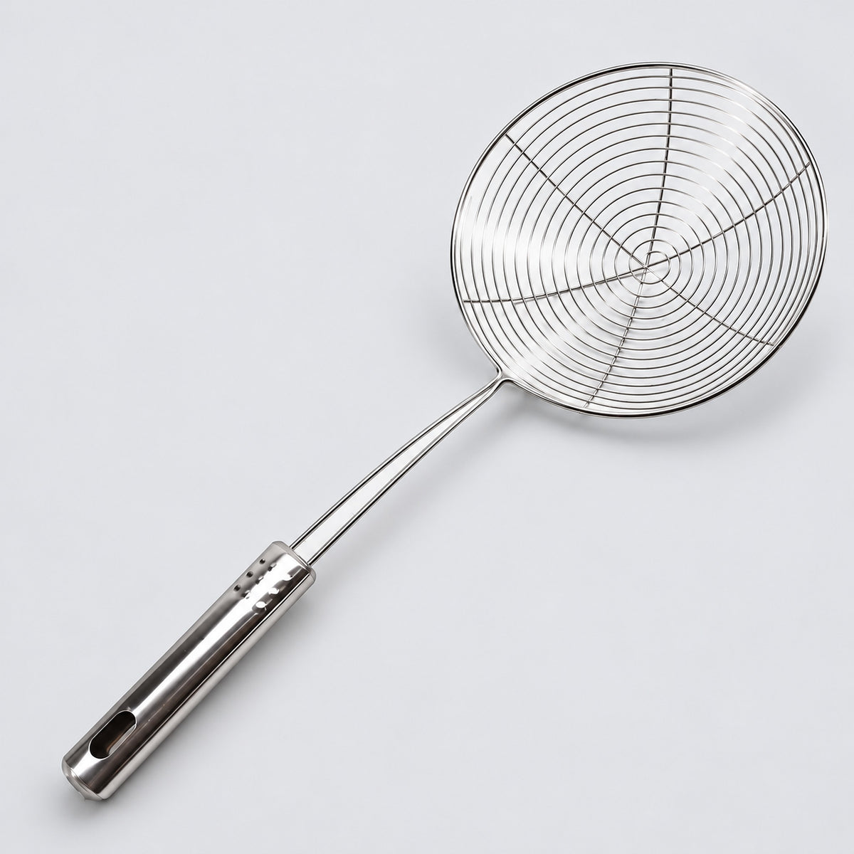 One silver stainless steel wire skimmer, 33.5 x 13 cm.