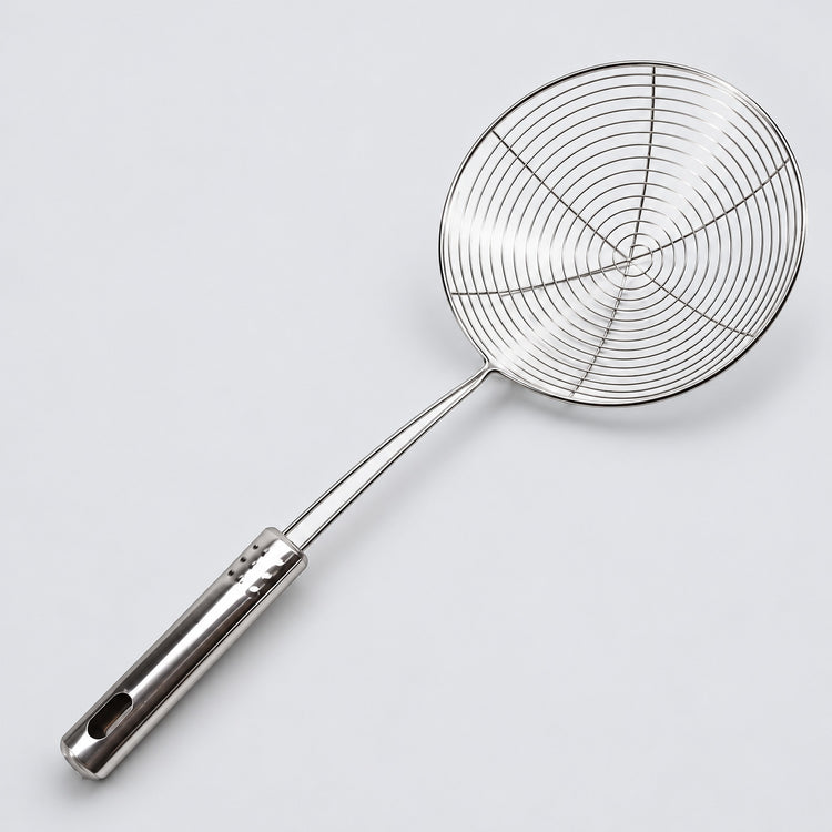 One silver stainless steel wire skimmer, 33.5 x 13 cm.