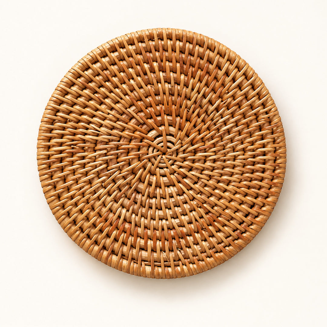 One handwoven round rattan trivet, 13 cm diameter.