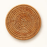 One handwoven round rattan trivet, 13 cm diameter.