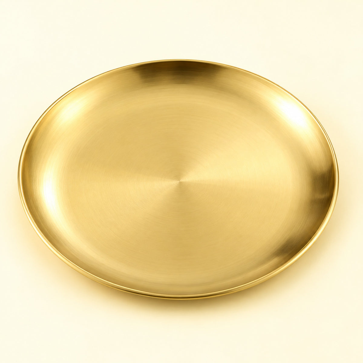 One gold round stainless steel serving plate, 26 cm diameter.