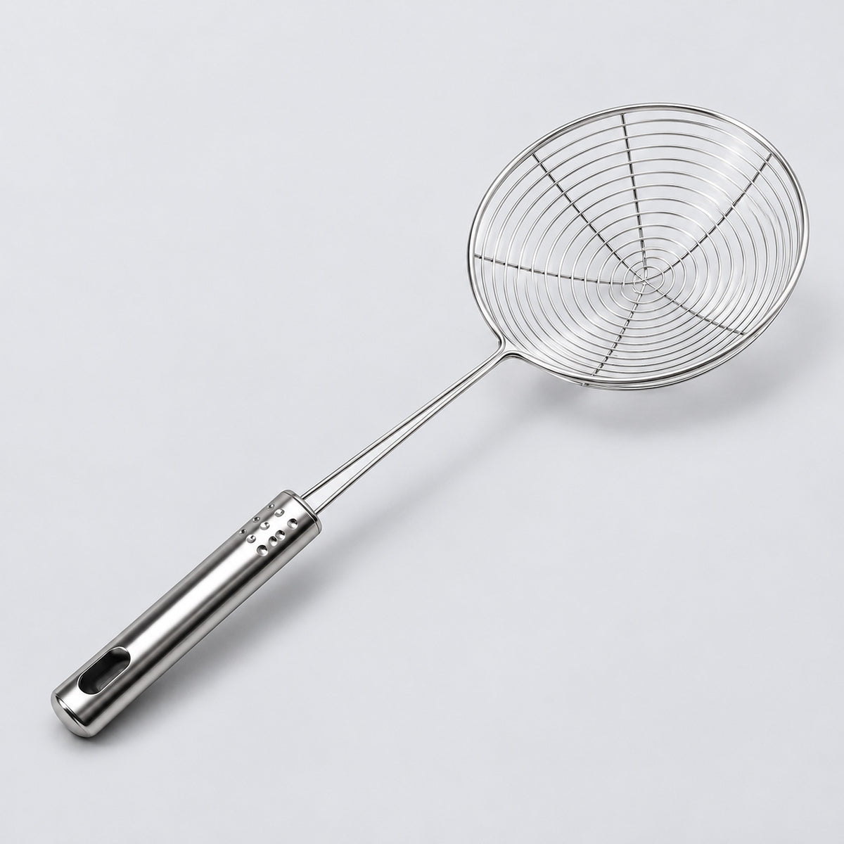 One silver stainless steel wire skimmer, 31 x 11 cm.
