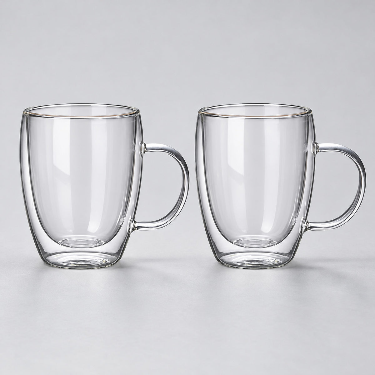 Two empty 350 ml clear double-wall glass mugs with handles.