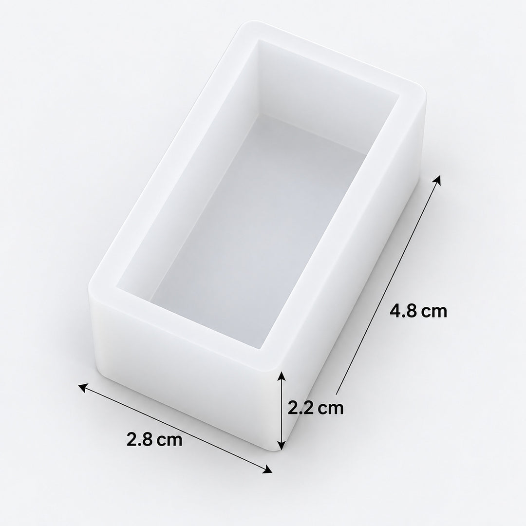 A white rectangular open-top mold or tray shown on a light gray background with dimension arrows and labels indicating 2.8 cm, 2.
