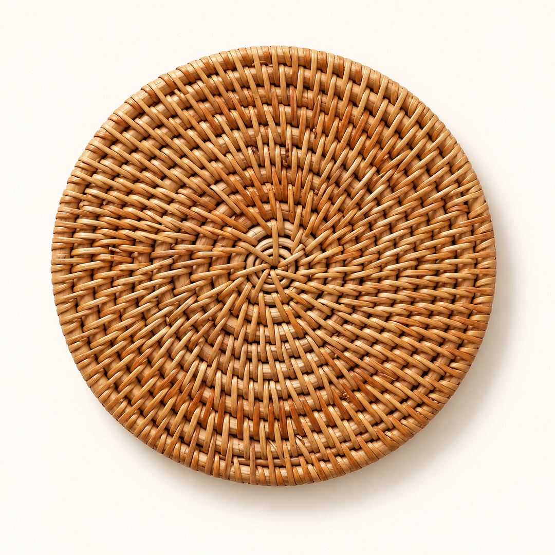 One handwoven round rattan trivet, 18 cm diameter.