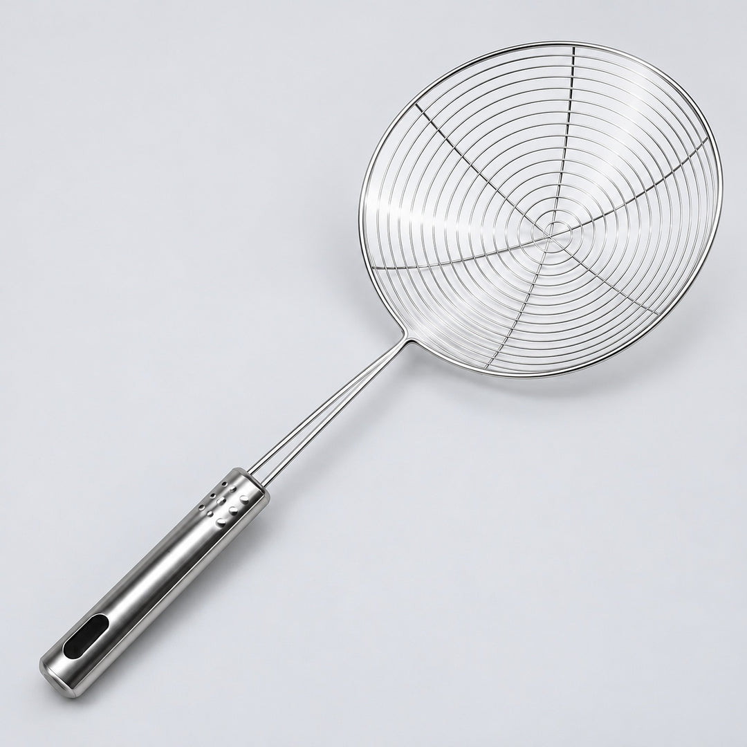 One silver stainless steel wire skimmer, 35 x 15 cm.
