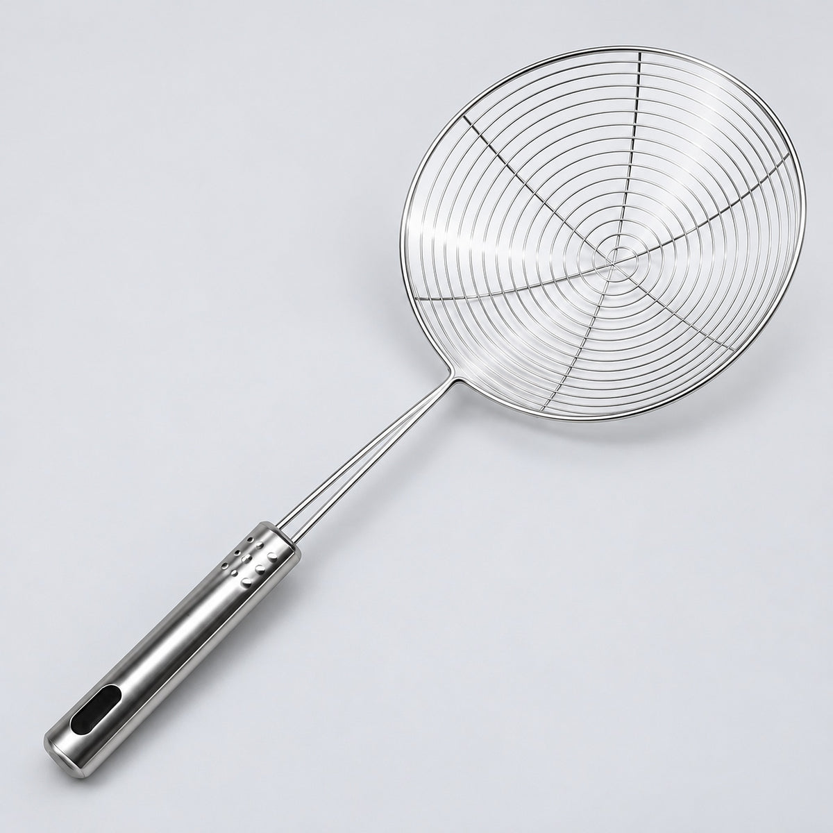 One silver stainless steel wire skimmer, 35 x 15 cm.