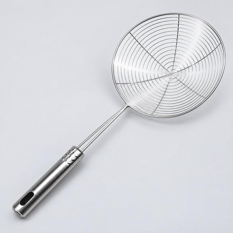 One silver stainless steel wire skimmer, 35 x 15 cm.