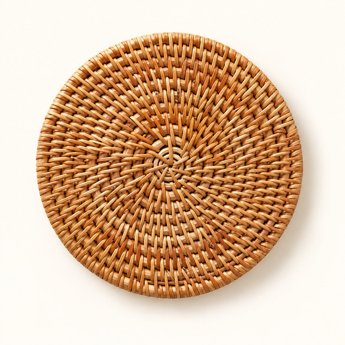 One handwoven round rattan trivet, 20 cm diameter.