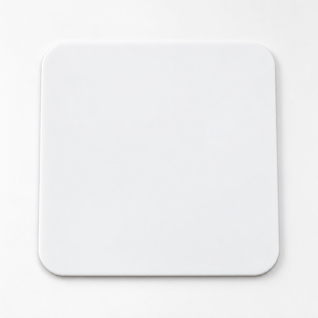 One white square silicone coaster, 10 x 10 cm.