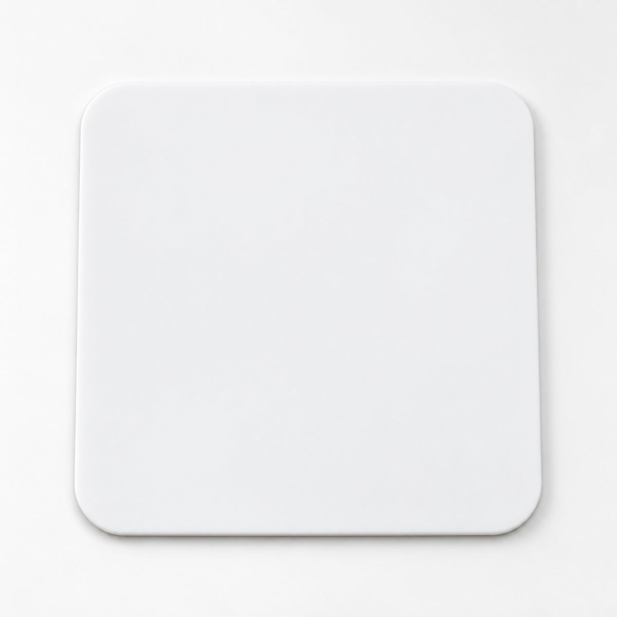 One white square silicone coaster, 10 x 10 cm.