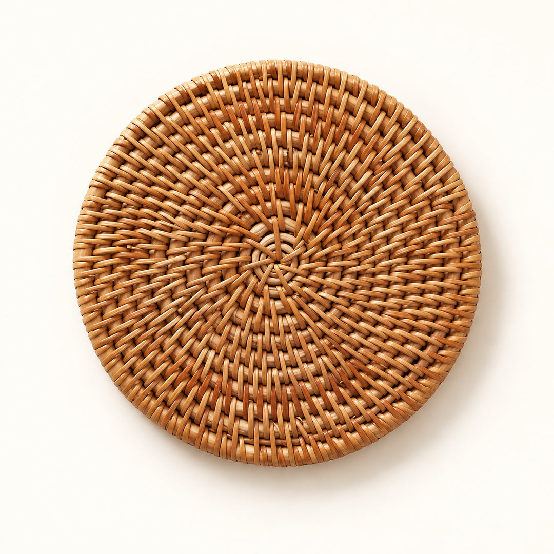 One handwoven round rattan trivet, 10 cm diameter.