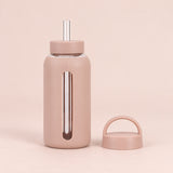 Cinnamon 800 ml glass bottle with silicone sleeve, wide straw and spare loop lid.