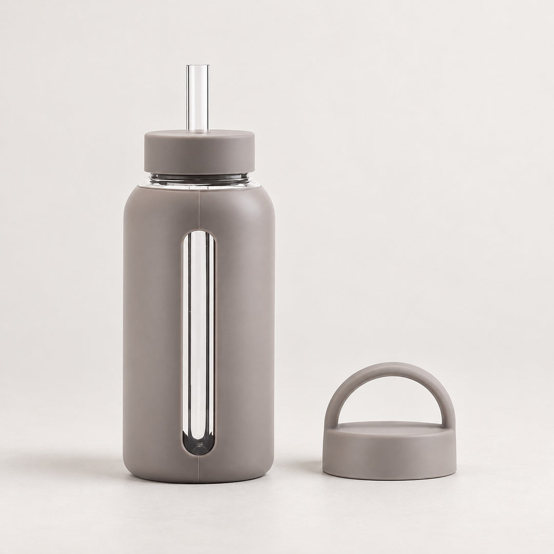 Gray 800 ml glass bottle with silicone sleeve, wide straw and spare loop lid.