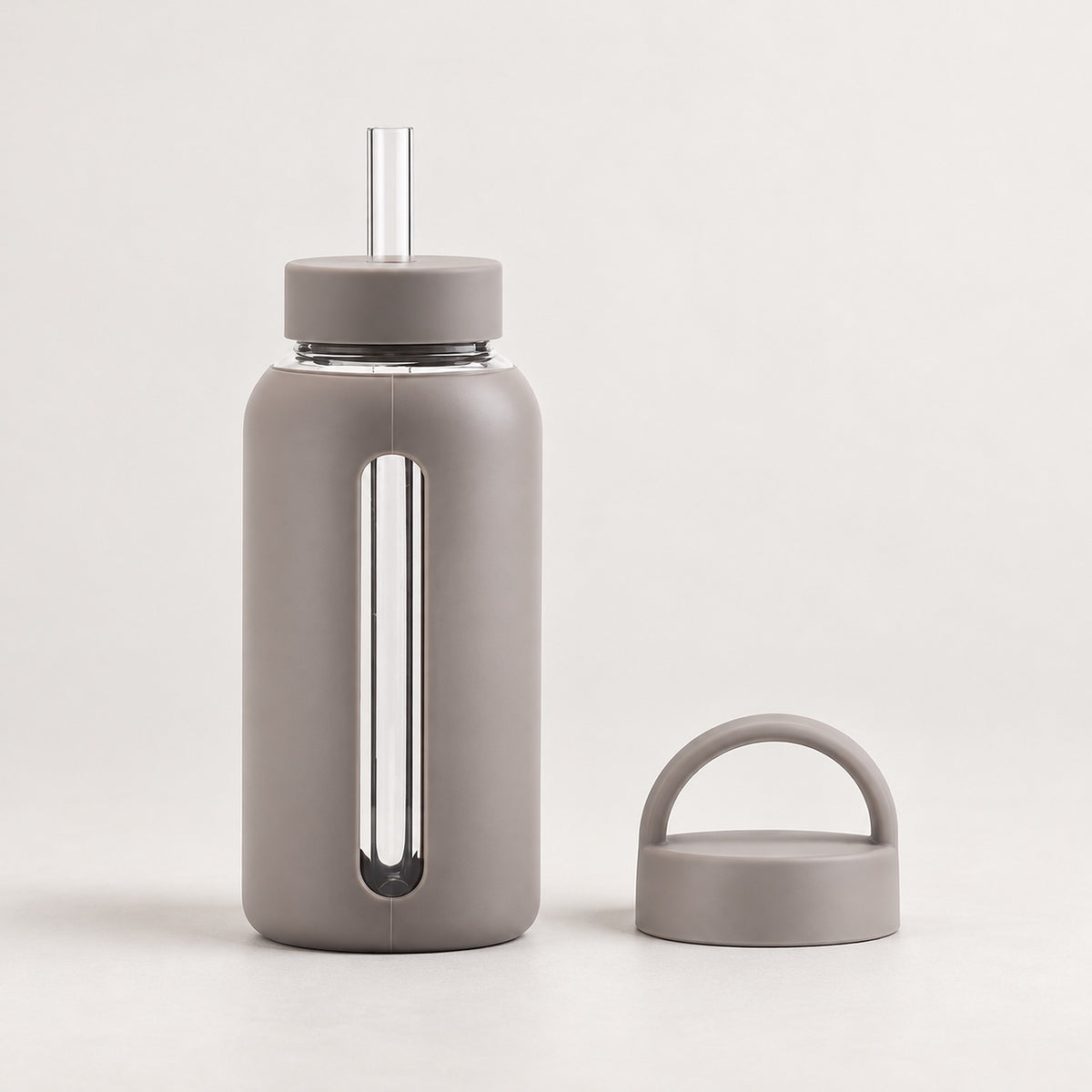 Gray 800 ml glass bottle with silicone sleeve, wide straw and spare loop lid.