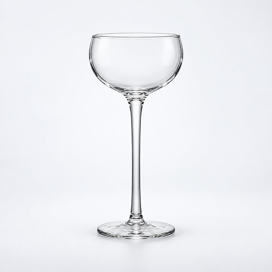 Empty 175 ml rounded cocktail goblet.