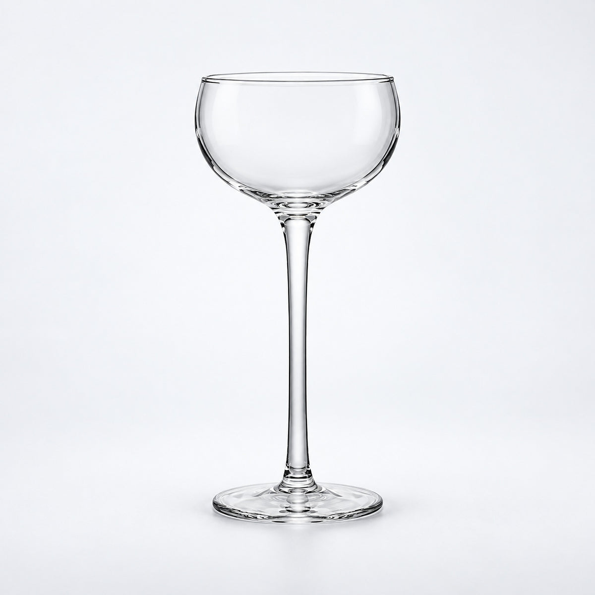 Empty 175 ml rounded cocktail goblet.