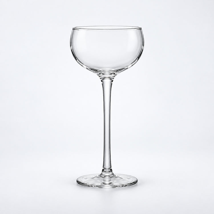 Empty 175 ml rounded cocktail goblet.